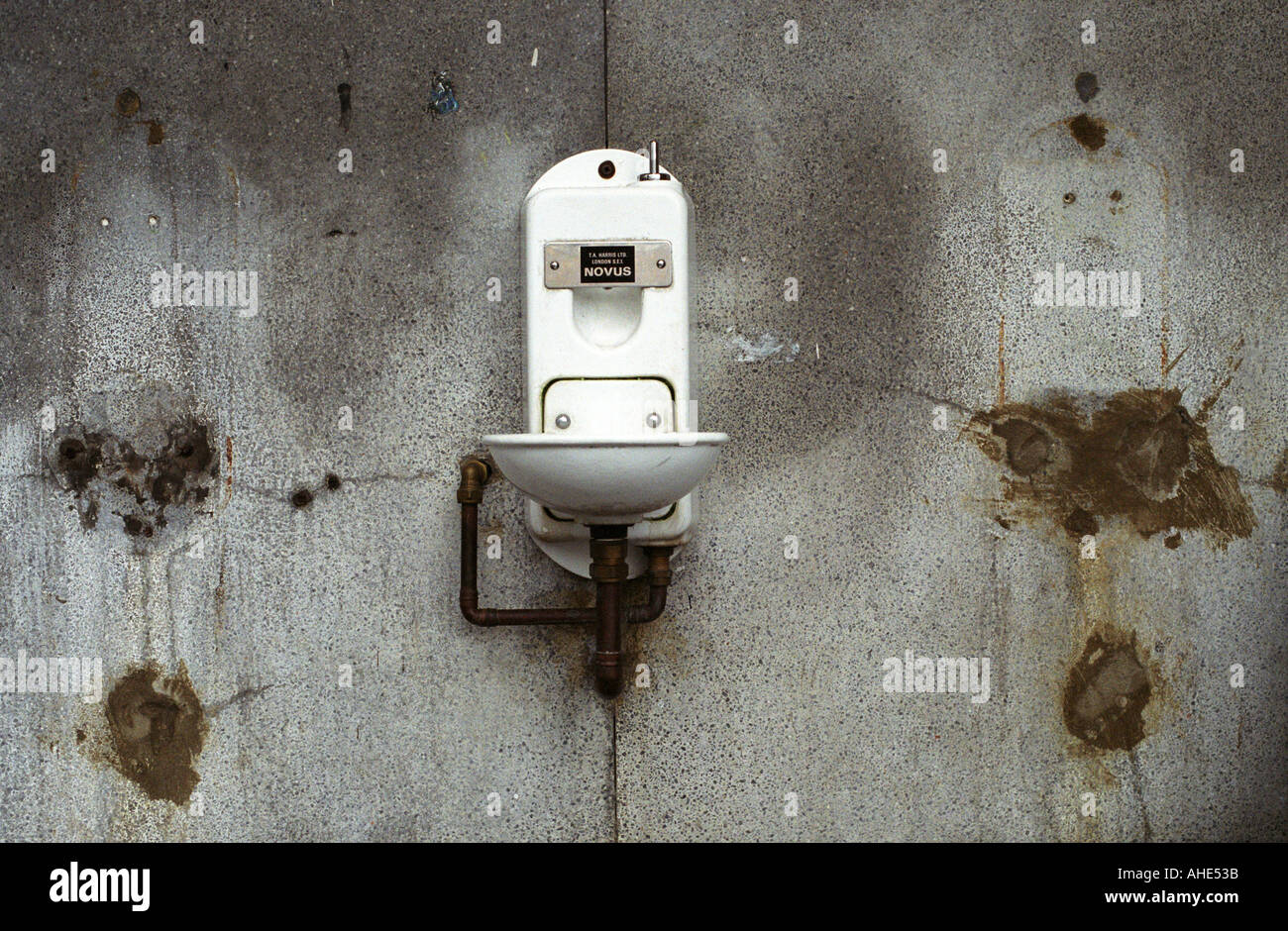 Ein Wasserhahn in einer Grundschule Spielplatz, London, UK. Stockfoto