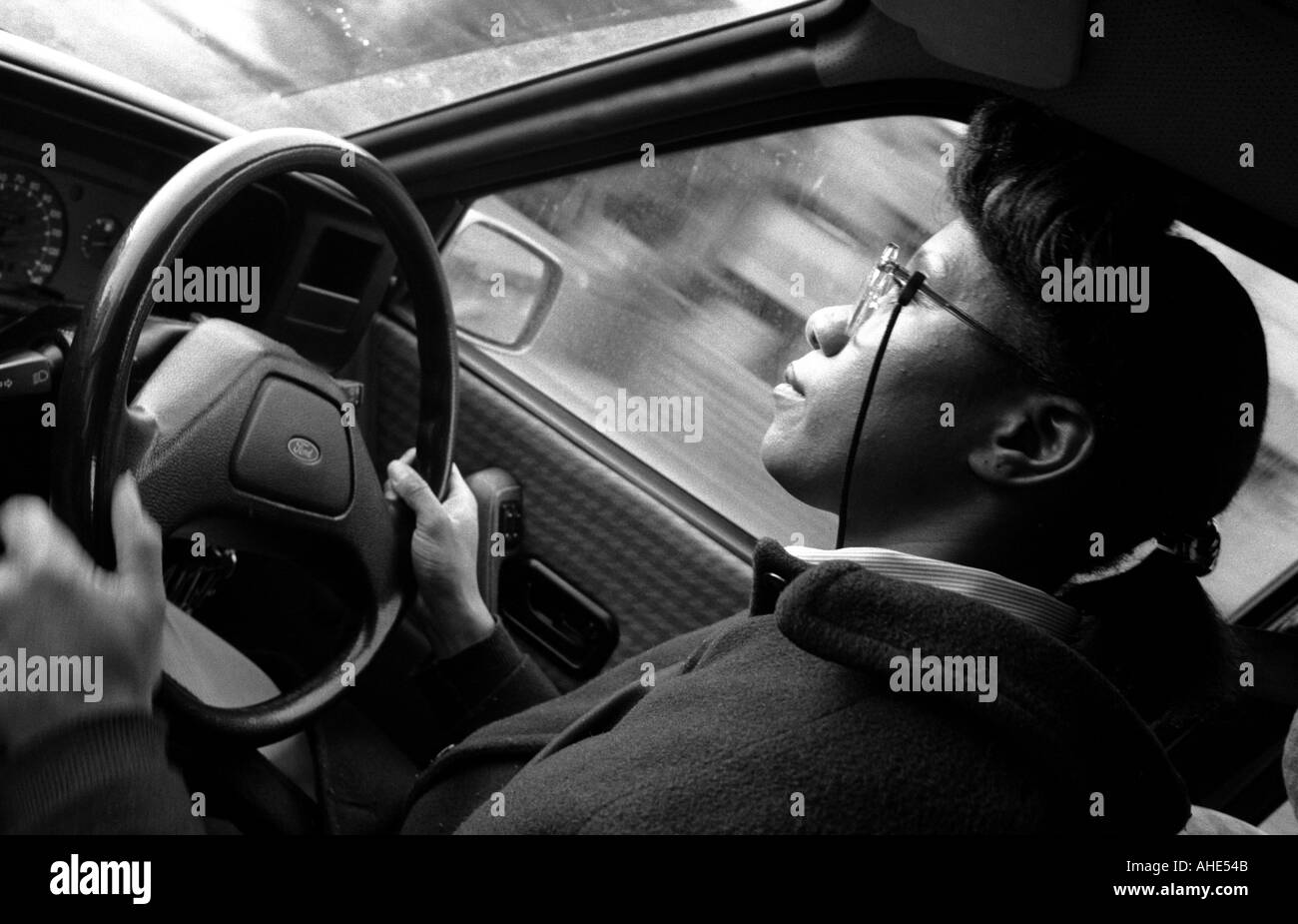 Bezirk Krankenschwester fährt in Eile, um ihren nächsten Patienten zu Hause besuchen London, UK. Stockfoto