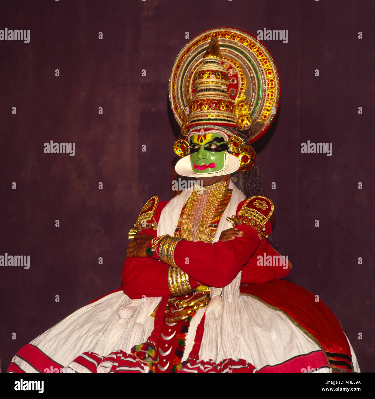 Traditionelle Kathakali Tänzer mit komplexen grün, gelb und schwarz Gesichts- und Augen-Make-up durchführen in Cochin Kerala Süd-Indien Stockfoto