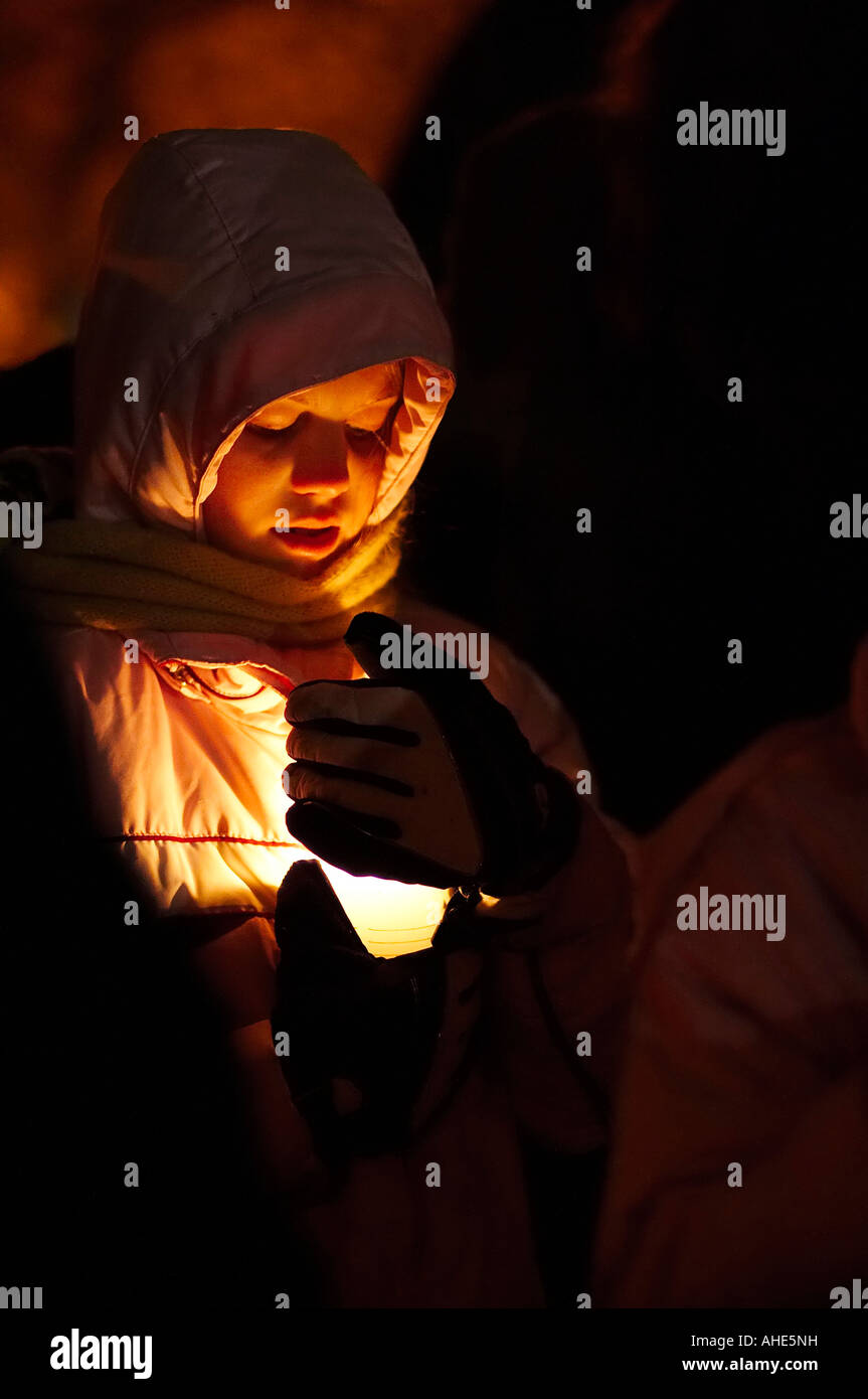 Ein junges Mädchen bei einem Kerzenlicht-Mahnwache für ein Ende der Abtreibung zu beten Stockfoto
