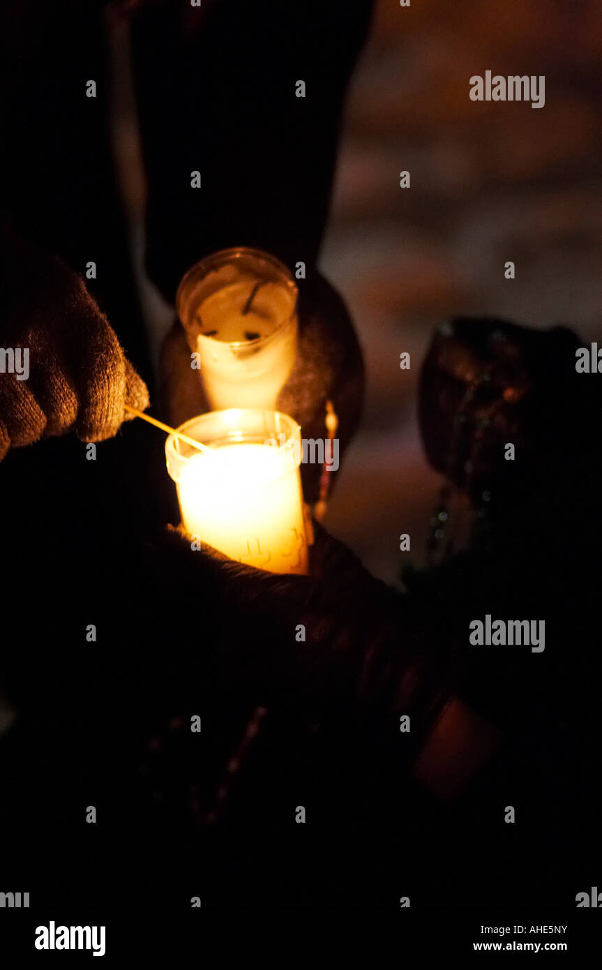 Anzünden von Kerzen während ein Kerzenlicht-Mahnwache für ein Ende der Abtreibung zu beten Stockfoto
