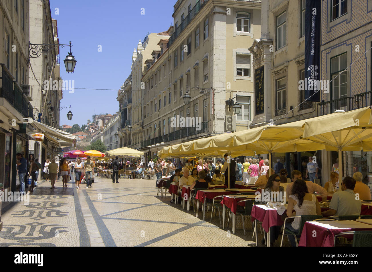 Lissabon Portugal Rua Augusta-Straße im Stadtteil Baixa Rossio, mit Straße Restaurants mittags Blickrichtung Stockfoto