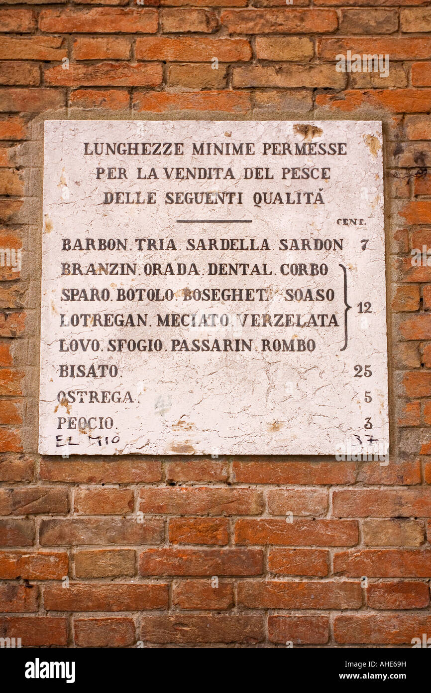 Alte Preisliste für Fisch und Meeresfrüchte auf dem Pesheria Fischmarkt in der Rialto Märkte San Polo Venedig Veneto Italien Europa EU Stockfoto