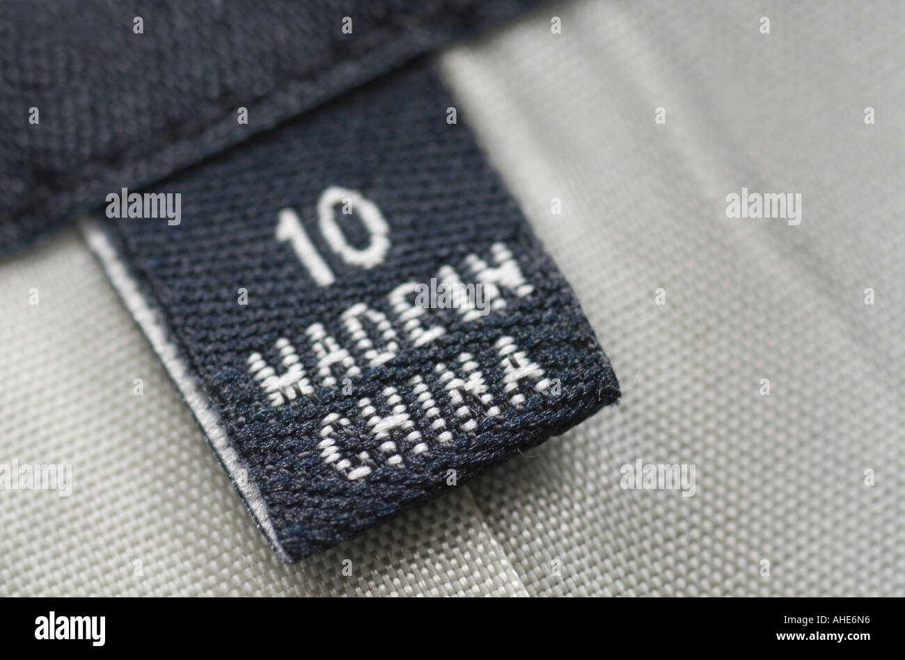 Detail der Kleidung Etikett darauf hinweist, dass Kleidungsstück wurde in China hergestellt. Stockfoto