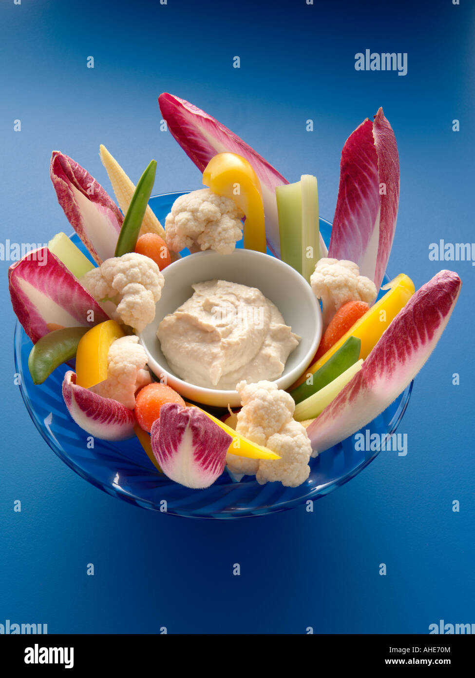 Ein Gericht aus Crudities und Hummus redaktionelle Essen Stockfoto
