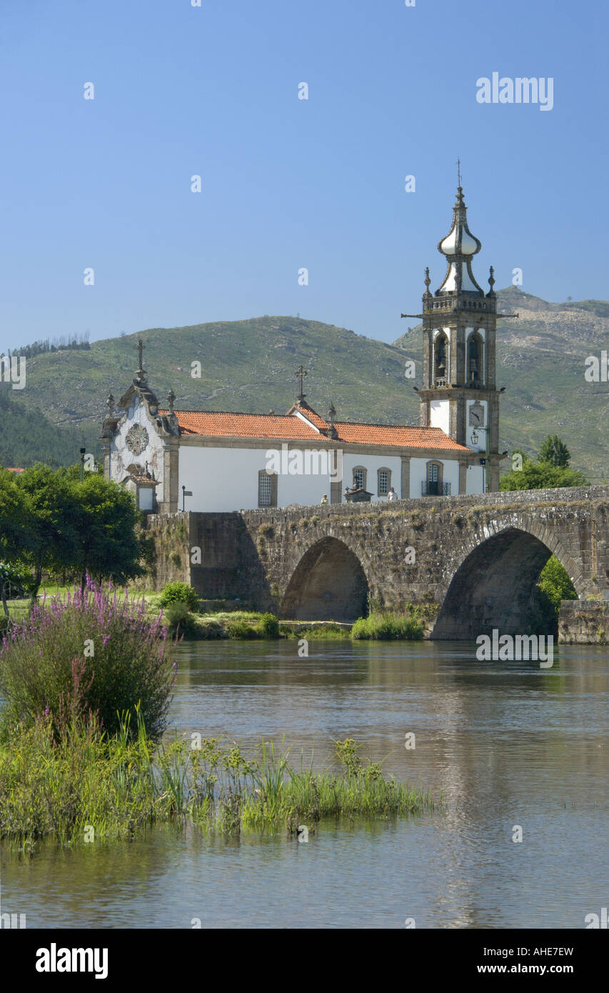 Portugal, Minho Bezirk, Ponte De Lima, die mittelalterliche Brücke, Fluss Lima und die Kirche von Santo Antonio da Torre Velha Stockfoto