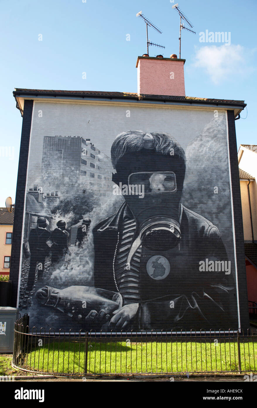 Der Benzin-Bomber an Schlacht des Bogside, Teil der Völker Galerie Wandbilder in Rossville Street Bogside derry Stockfoto