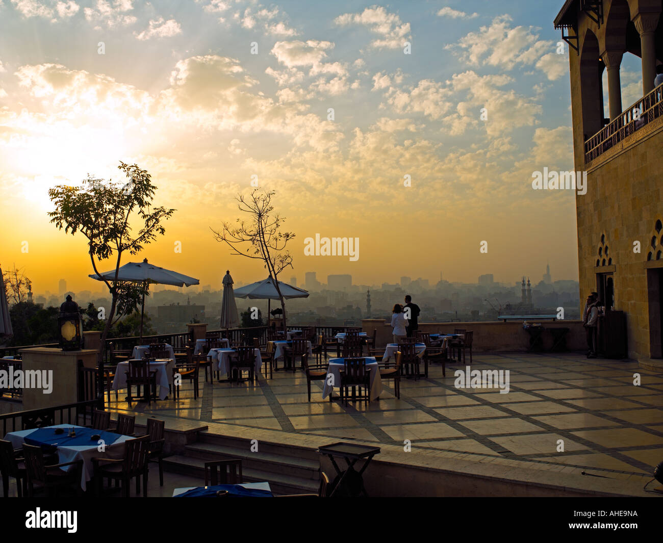 Restaurant-Terrasse in Al Azhar Park in Kairo in der Abenddämmerung Stockfoto