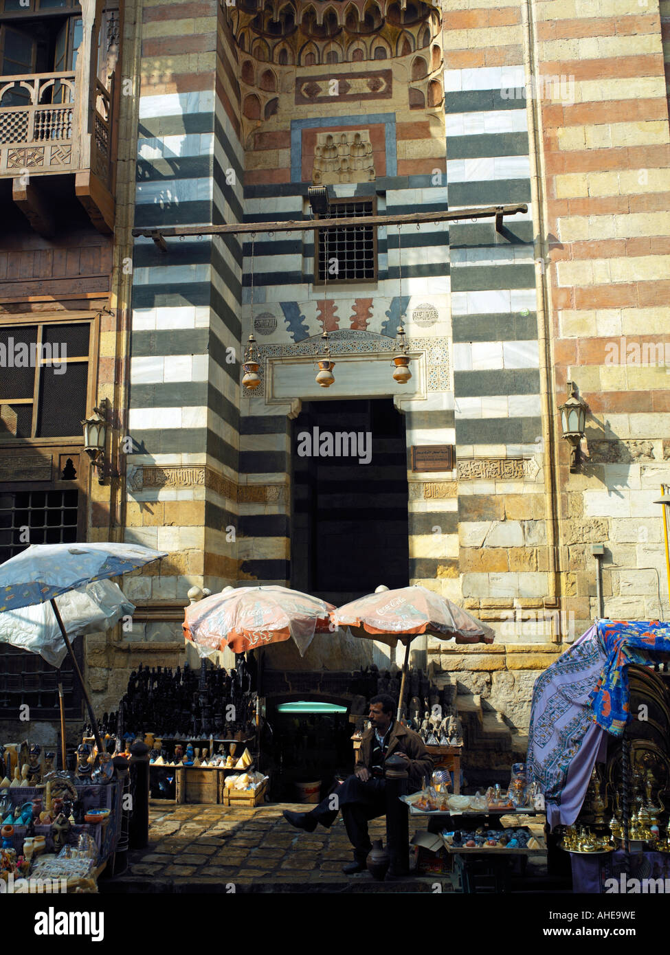 Souvenir-Verkäufer außerhalb der Madrasa Sultan El Ashraf Barsbay Kairo Stockfoto