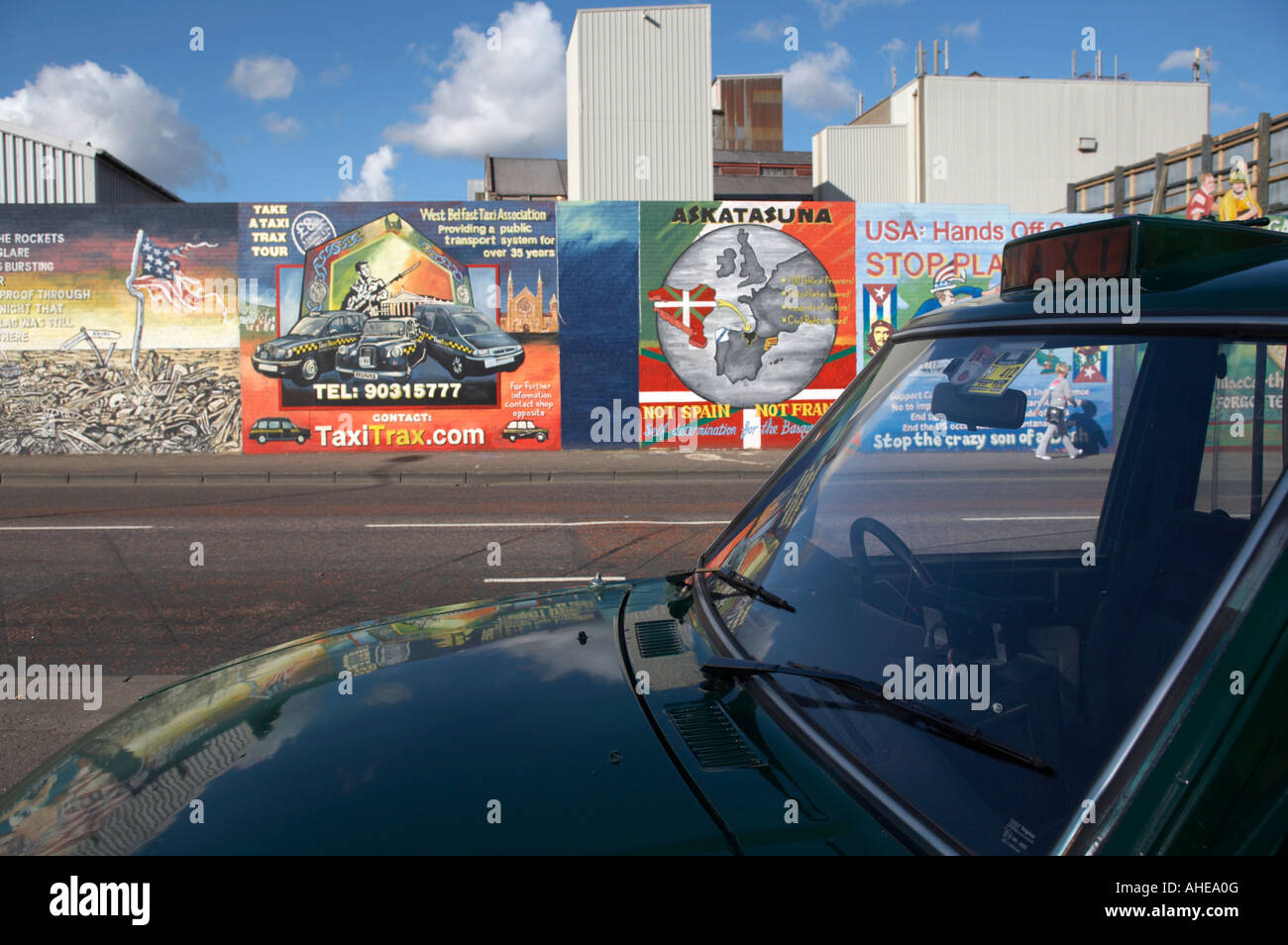 Fällt Straße schwarzen Taxi parkte auf der anderen Straßenseite von der internationalen Wandmalereien in der Republikaner fällt Road-Bereich von West belfas Stockfoto