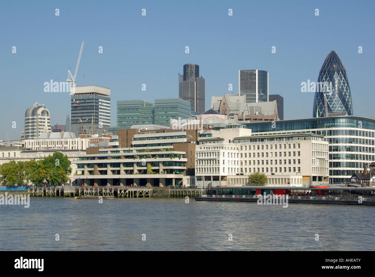 Stadt London Skyline beinhaltet neue Willis Gebäude Stand Oktober 2007 gesetzt über den Pool of London Stockfoto