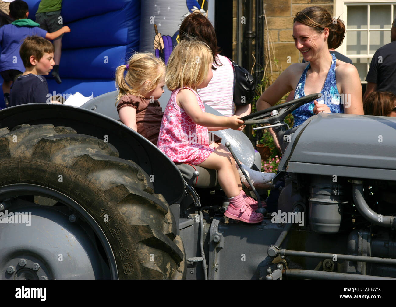 Mutter mit ihren Kindern, sitzend auf Traktor, Osmotherley, Yorkshire, england Stockfoto
