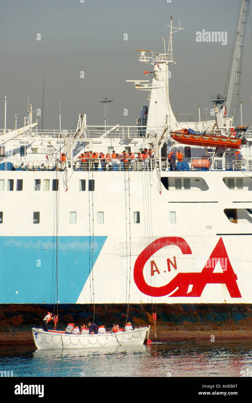 Fähre Thessaloniki port angelegtes Boot Daliana crew Praxis Notfall Evakuierungsübung abgesenkt Rettungsboot mit Menschen an Bord trägt Schwimmweste Griechenland Stockfoto