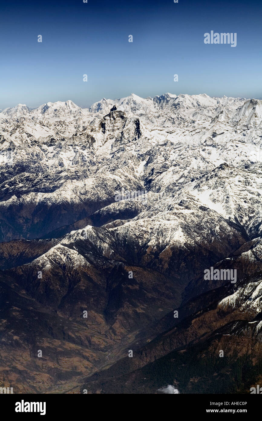 Portrait Format Luftaufnahme des schneebedeckten Himalaya-Gipfel über ihre Ausläufer Stockfoto