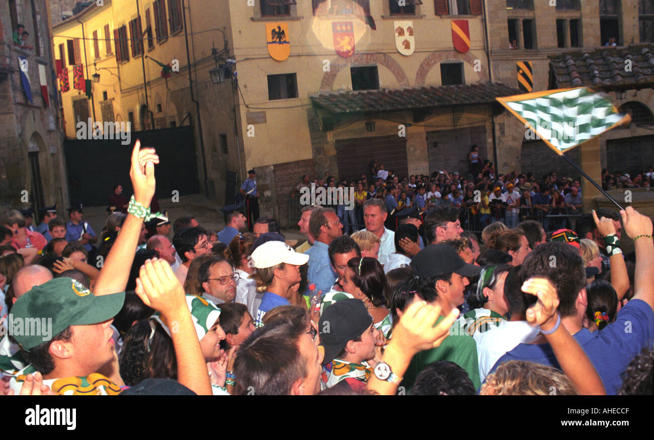 Glückliches Publikum bei Arezzo Flagge werfen und Giostra oder Runde fiesta Stockfoto