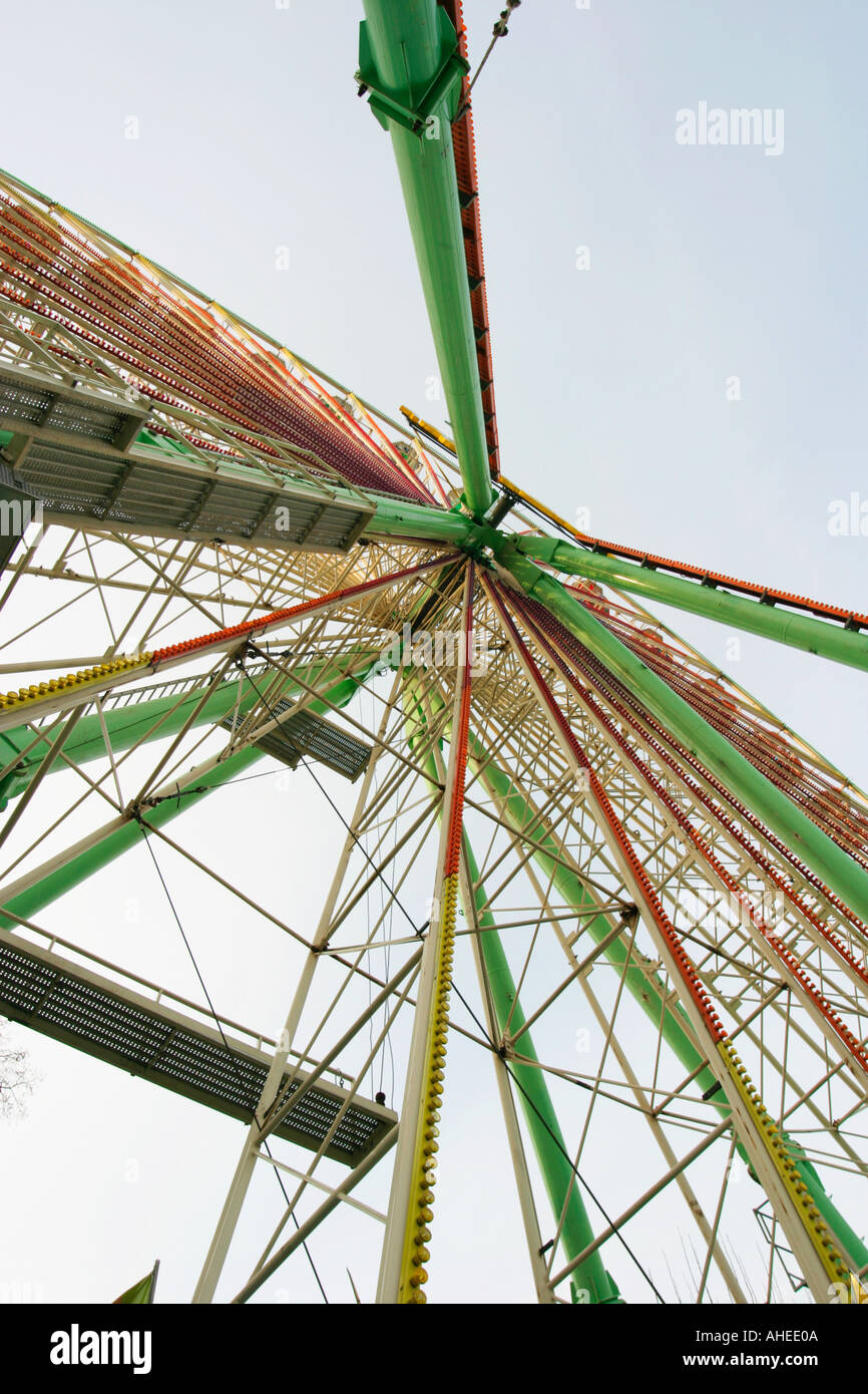 Riesenrad vom Boden Stockfoto