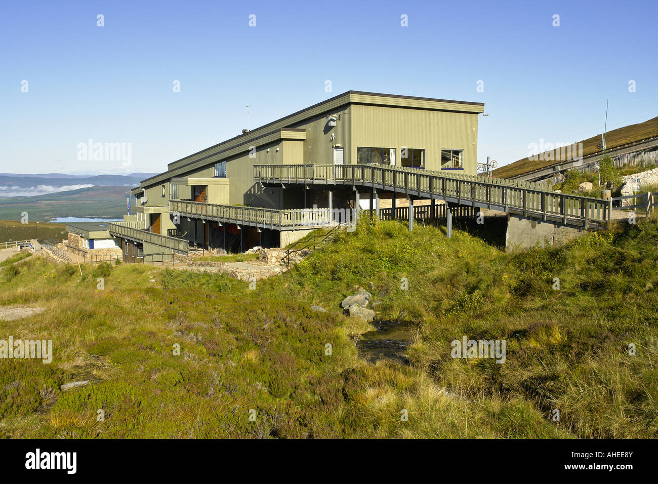 Cairngorm Mountain niedrigerere Bahnhofsanlagen mit der Basisstation hinter versteckt und die Standseilbahn verfolgen direkt sichtbar Stockfoto