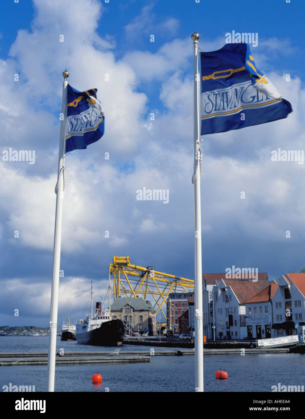 Fahnen und Blick über Vågen (Hafen), Stavanger, Rogaland, Norwegen. Stockfoto