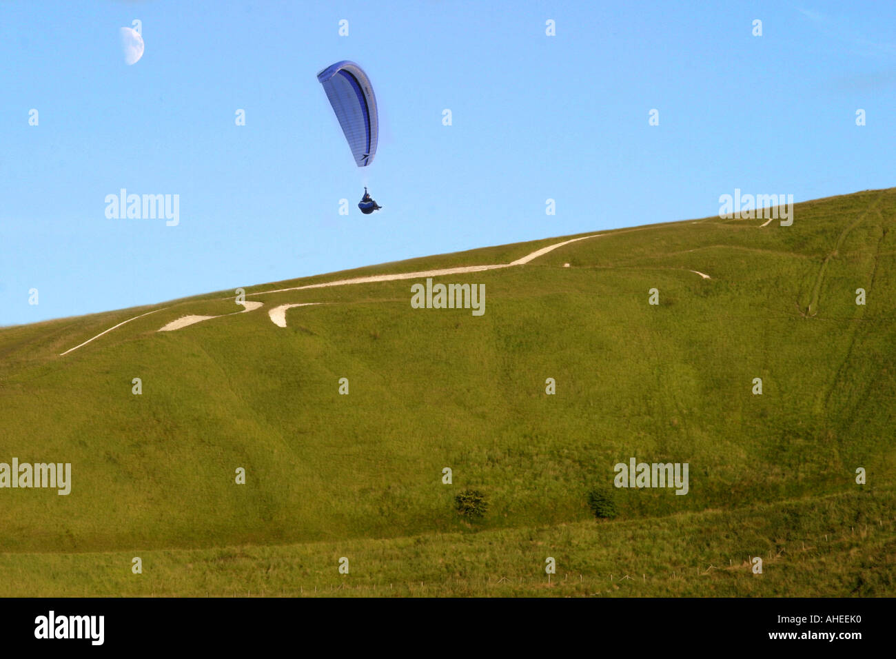 Ein Gleitschirm über dem weißen Pferd in Uffington. Stockfoto