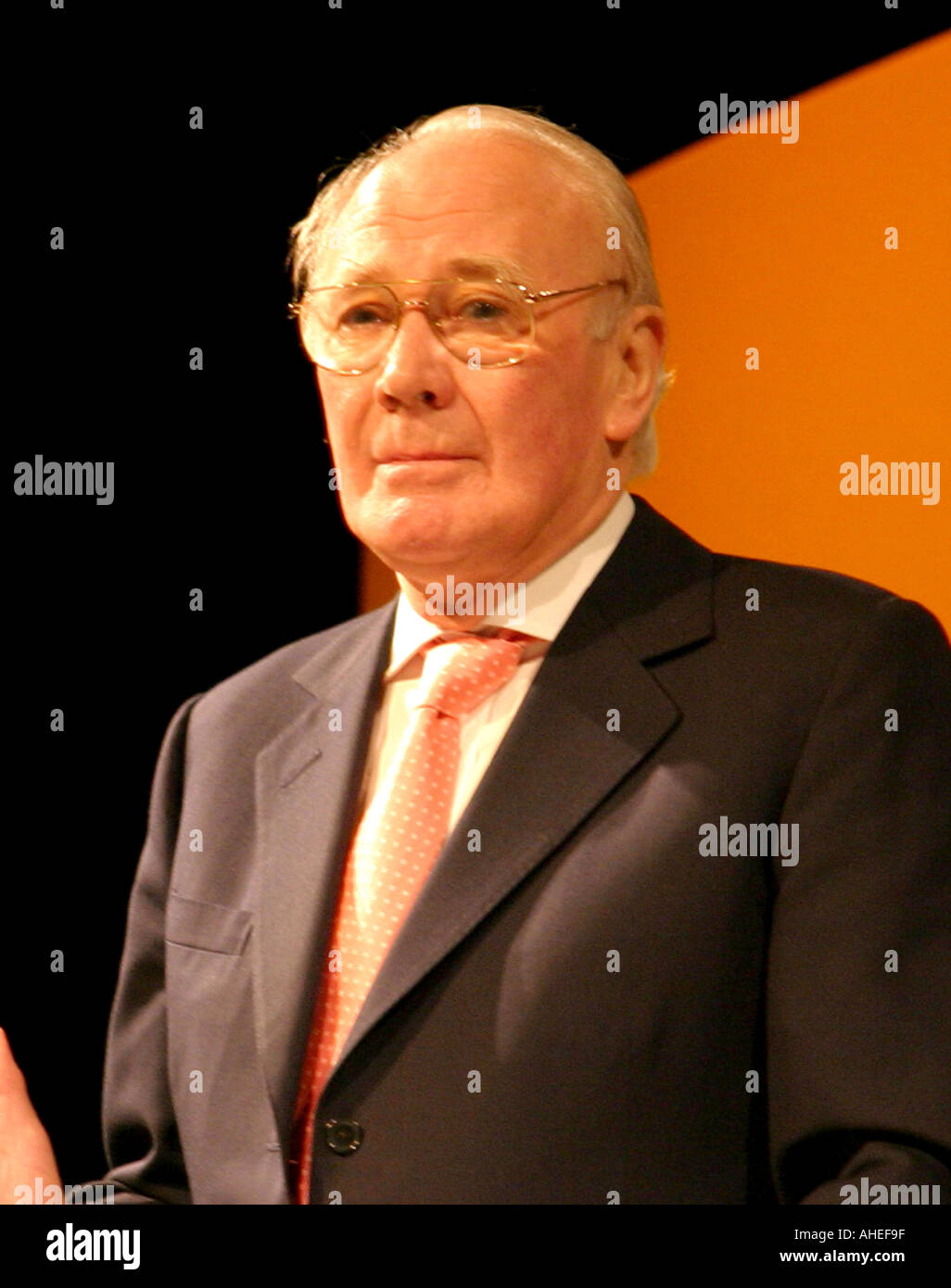 Menzies Campbell Bibliothek Dem MP für Fife Nord Ost Stellvertretende Vorsitzende der Deutschsprachigen Bibliothek Dem Conf Brighton Sept 2003 Stockfoto