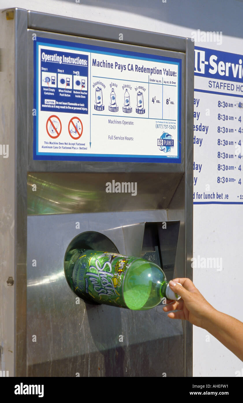 Fütterung einer großen Kunststoff Getränkebehälter in recycling-Maschine in Los Angeles, Kalifornien Stockfoto