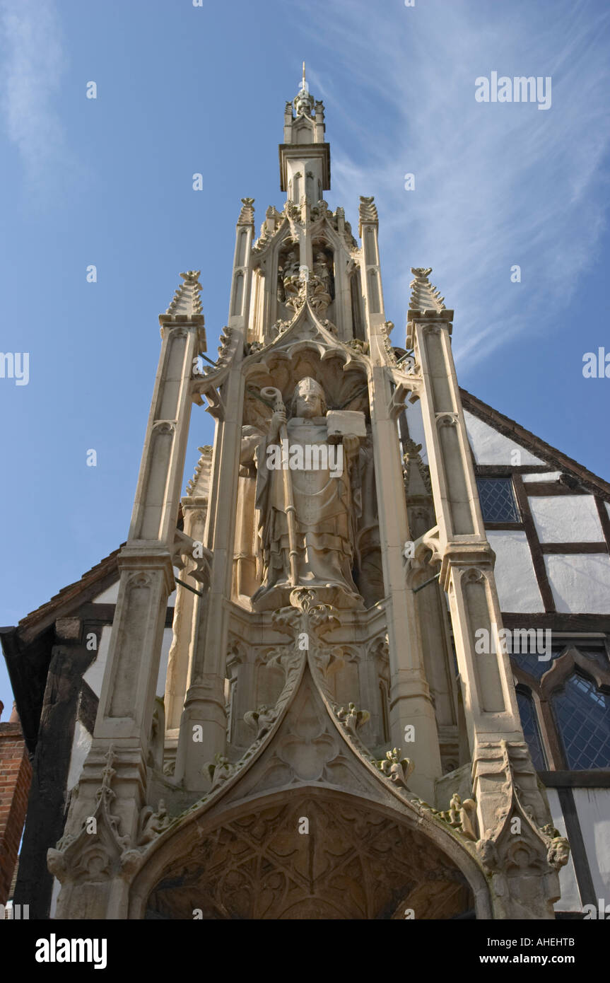 Die Stadt Kreuz, Winchester, Hampshire, England; einschließlich der Statue von William von Wykeham, 14. Jahrhundert Bischof von Winchester Stockfoto