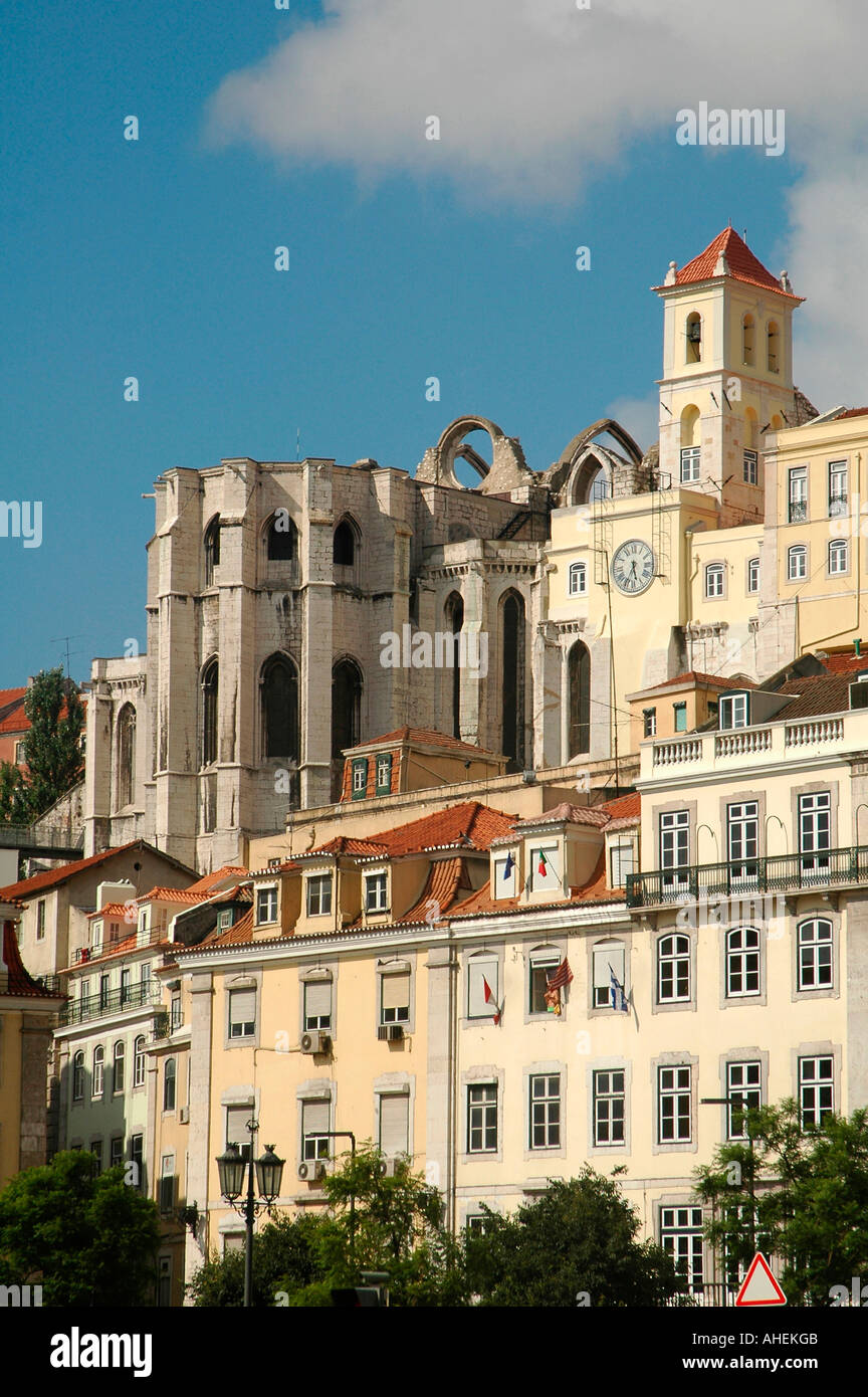 Ansicht der ehemaligen katholischen Kloster Unserer Lieben Frau auf dem Berg Karmel, der in der Gemeinde von Santa Maria Maior, Stadtverwaltung von Lissabon, Portugal. Stockfoto