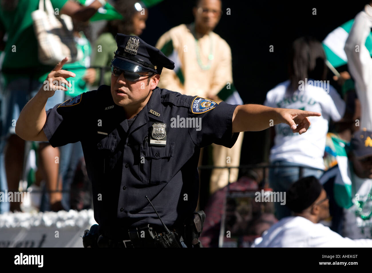 Ein NYPD Polizist regelt den Verkehr auf der 2nd Avenue in Manhattan, New York. Stockfoto
