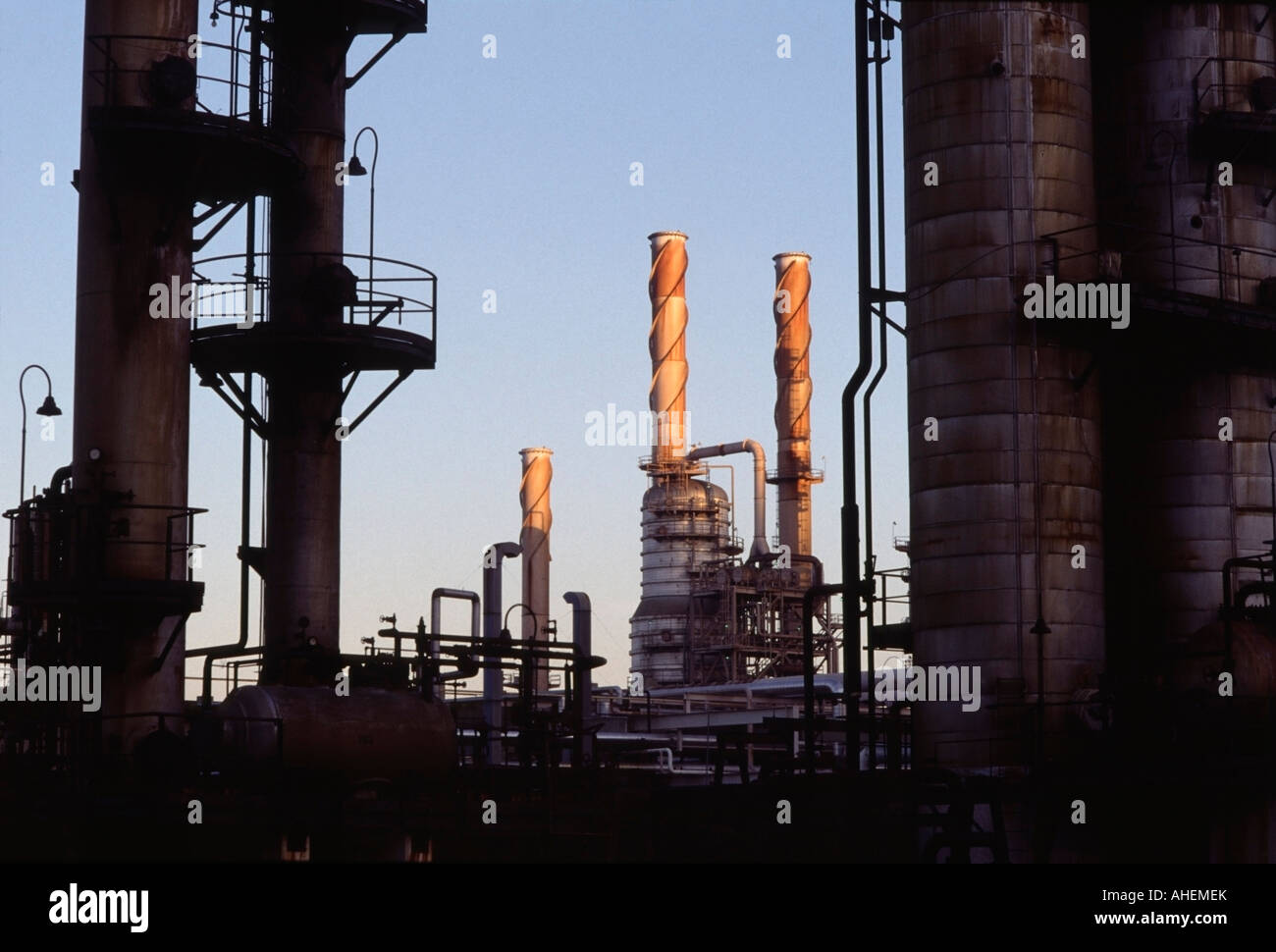 Rohrleitungen und Behälter einer Erdöl-Raffinerie im nördlichen Kalifornien Foto von Chuck Nacke Stockfoto