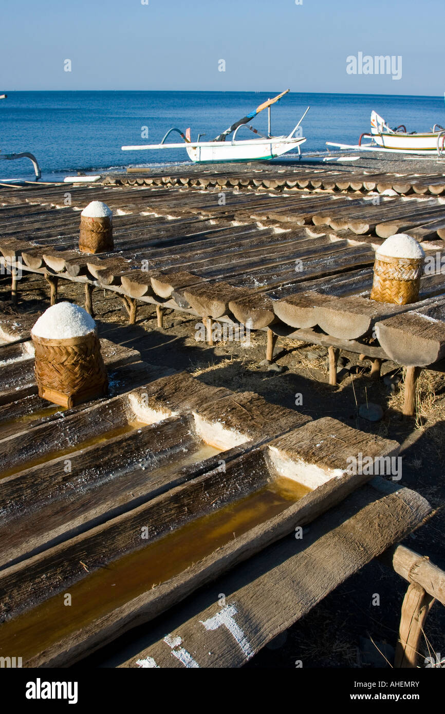Frau sammeln handwerklichen Salz während der Produktion Jukung Boot Amed Bali Indonesien Stockfoto