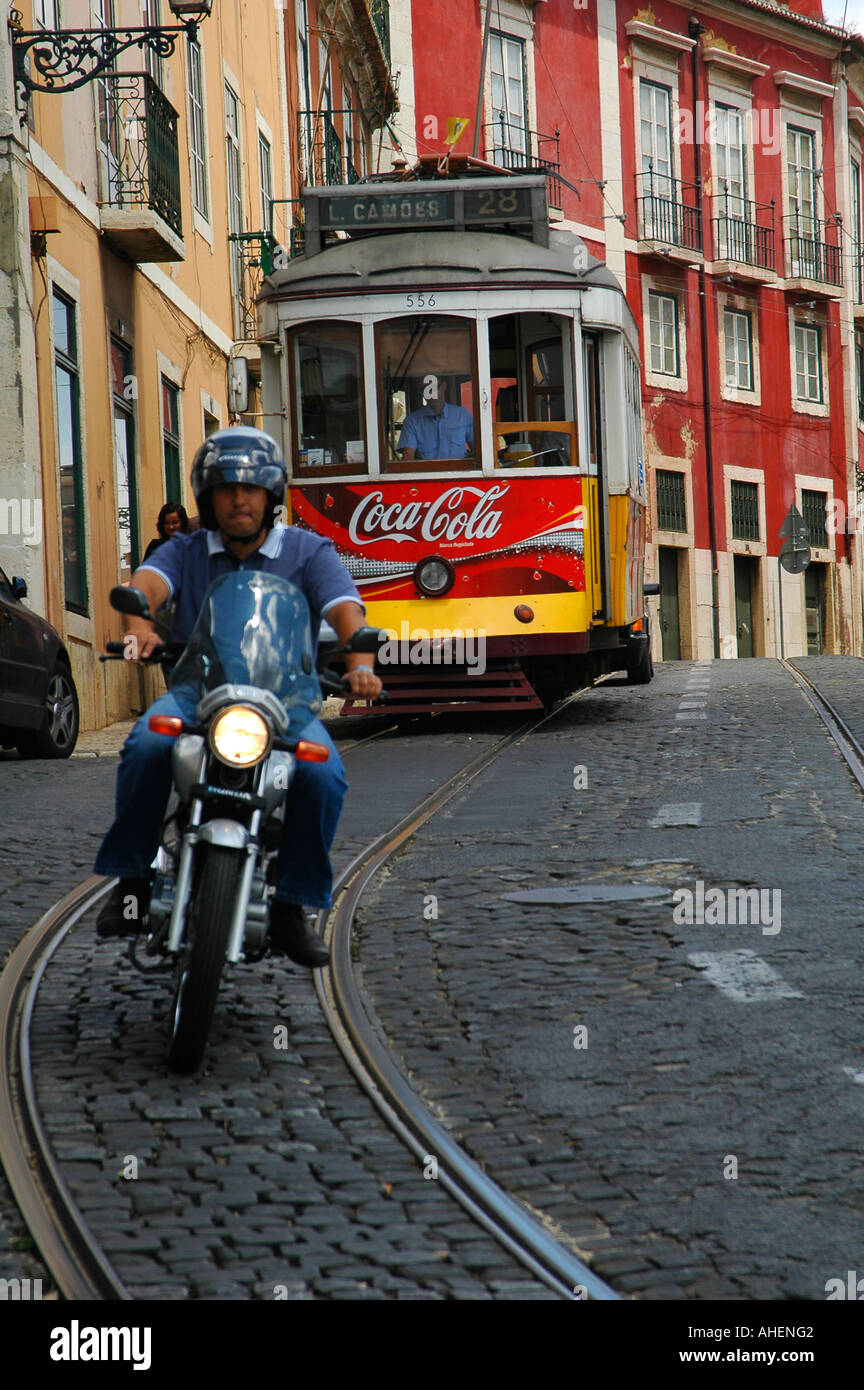 Straßenbahn Nummer 28 mit Coca Cola Werbung in Front durch Alfama von Lissabon Portugal reisen Stockfoto