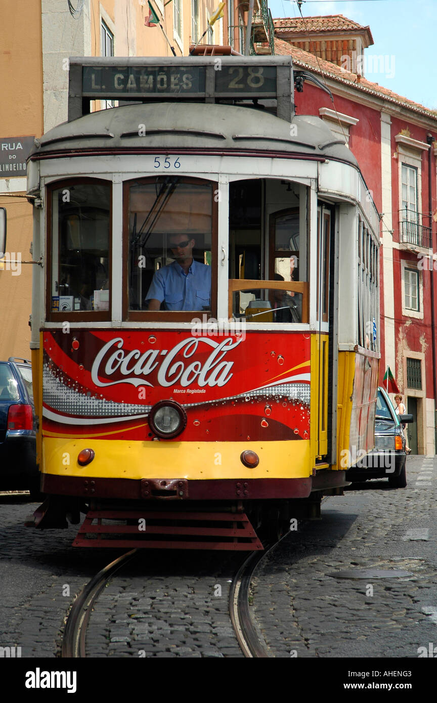 Straßenbahn Nummer 28 mit Coca Cola Werbung in Front durch Alfama von Lissabon Portugal reisen Stockfoto