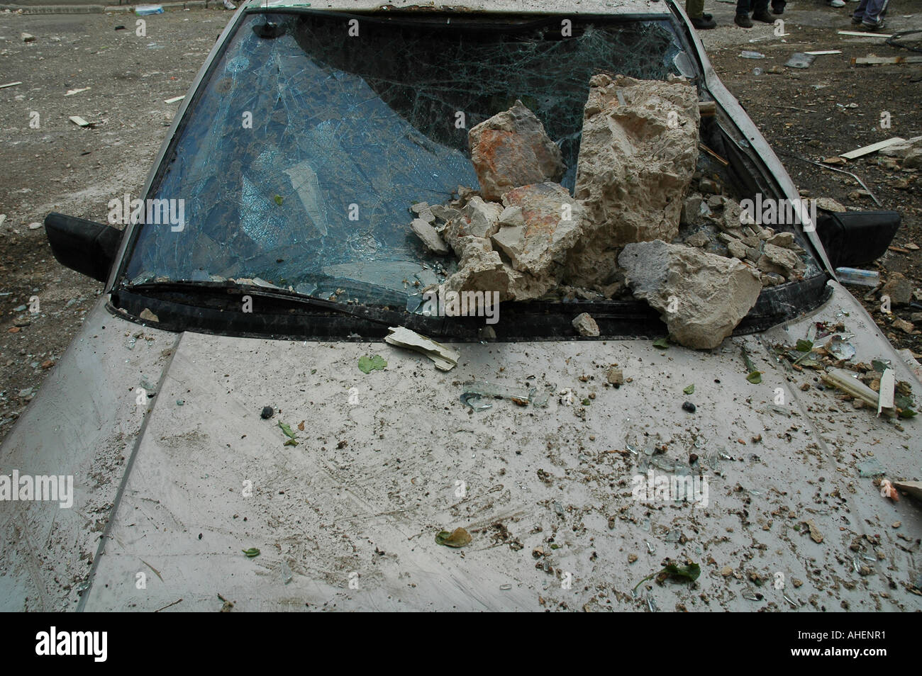 Ein Auto liegt in den Trümmern eines Gebäudes begraben, das während des israelisch-Hisbollah-Krieges in Haifa direkt von einer Hisbollah-Rakete getroffen wurde Stockfoto