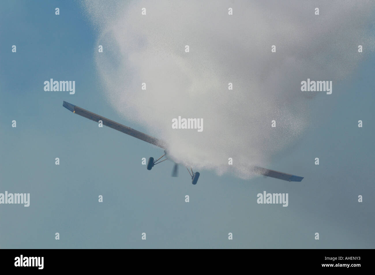 Rückansicht des Wasser Bomber Flugzeug in der Luft Stockfoto