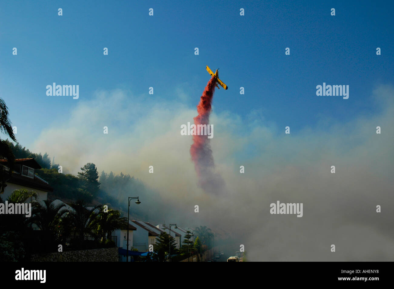 Eine Air Tractor AT-802 Löschflugzeuge fällt schwer entflammbar über Häuser in Kiryat Shemona nach einer Rakete Raketenangriff der Hisbollah Stockfoto