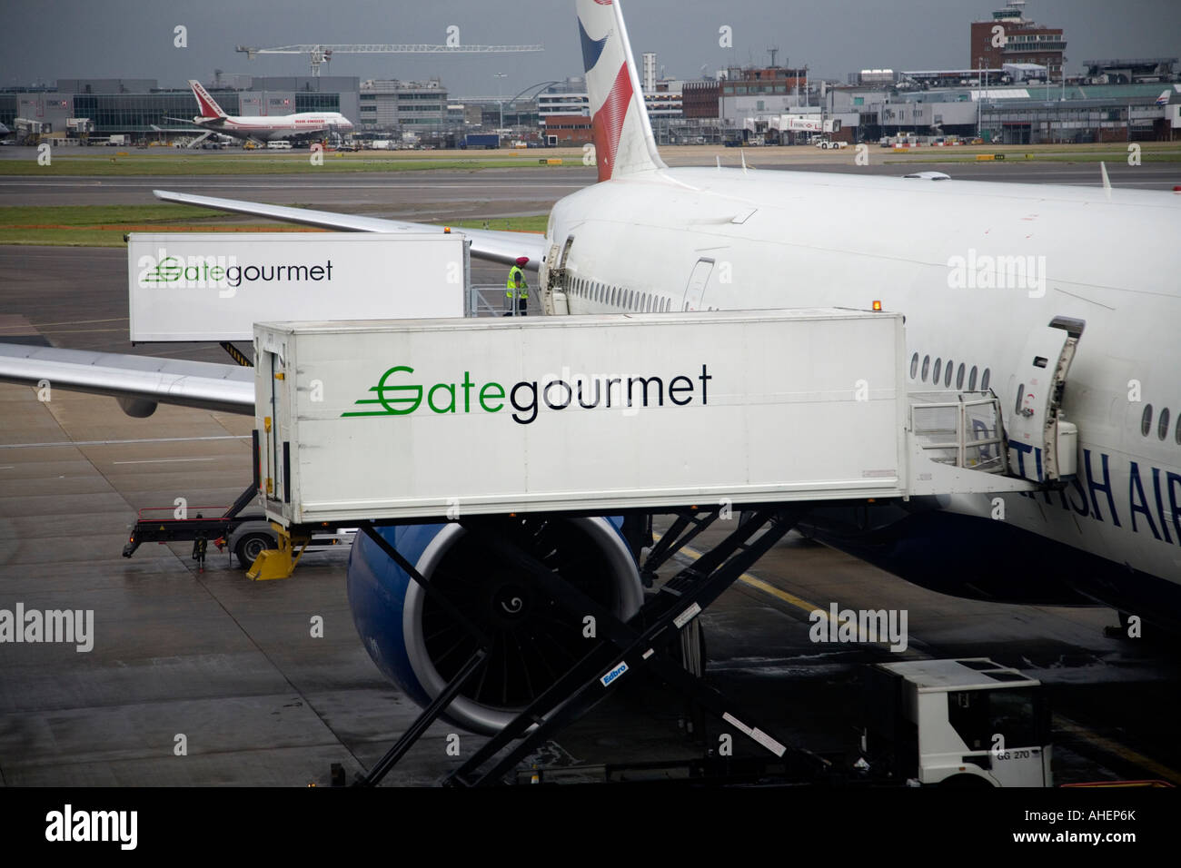 Gate Gourmet Airline-catering-Versorgung der Verladung in einen British Airways Flug / Flugzeug. Stockfoto