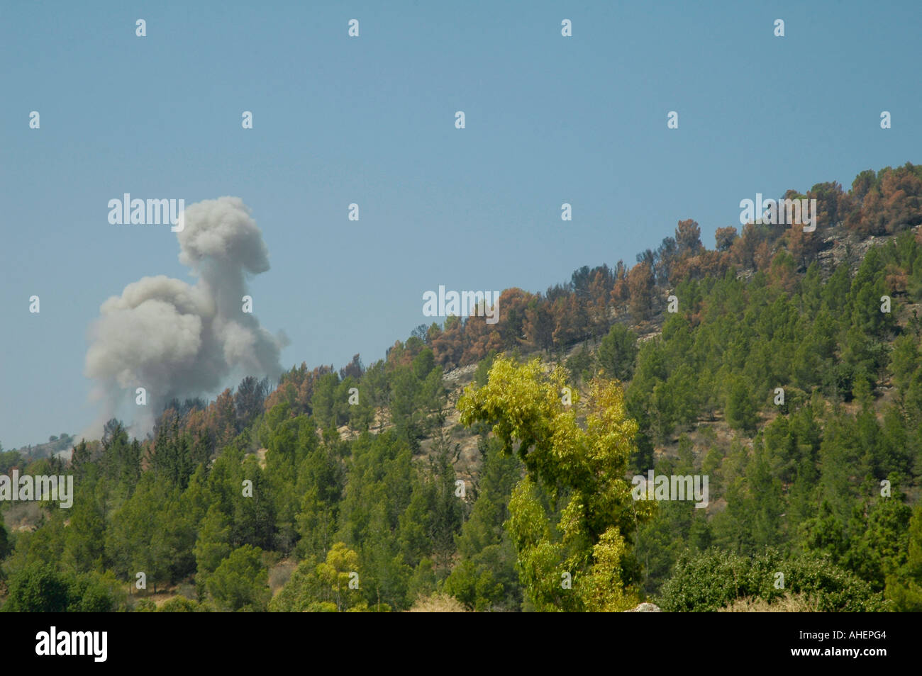 Pilz geformte Rauch entsteht auf nördlichen Naturpark in Galiläa folgt eine Hezbollah.Katyusha Rakete abgefeuert aus Libanon Nordisrael Stockfoto