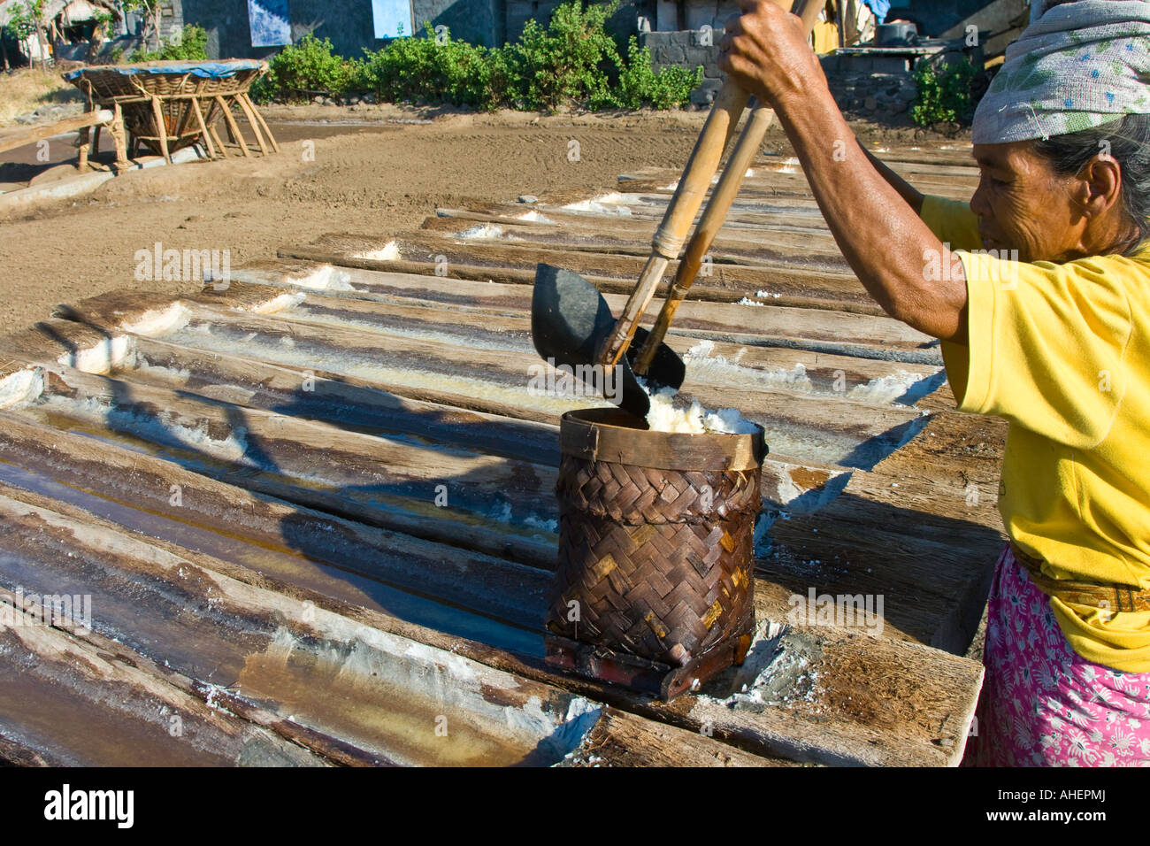 Frau sammeln handwerklichen Salz DuringProduction Amed Bali Indonesien Stockfoto