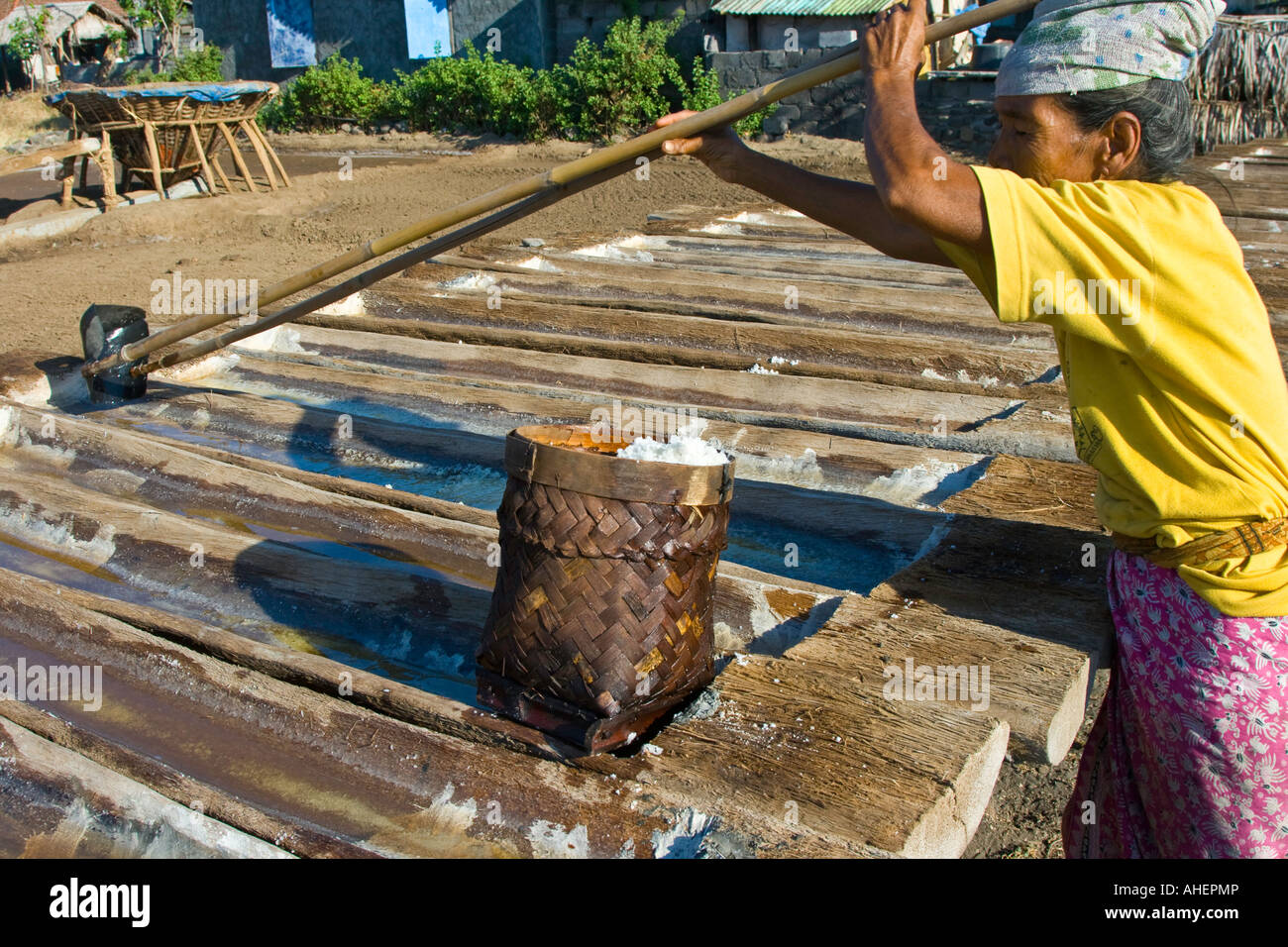 Frau sammeln handwerklichen Salz DuringProduction Amed Bali Indonesien Stockfoto