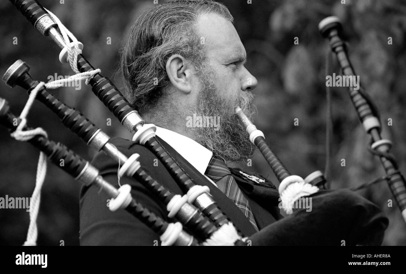 Mann in schottischer Tracht gekleidet und Dudelsack Stockfoto