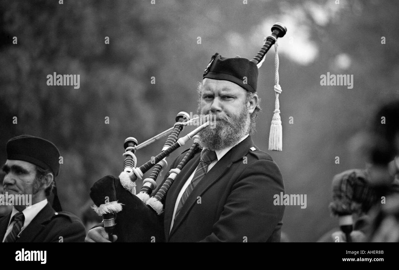 Mann in schottischer Tracht gekleidet und Dudelsack Stockfoto