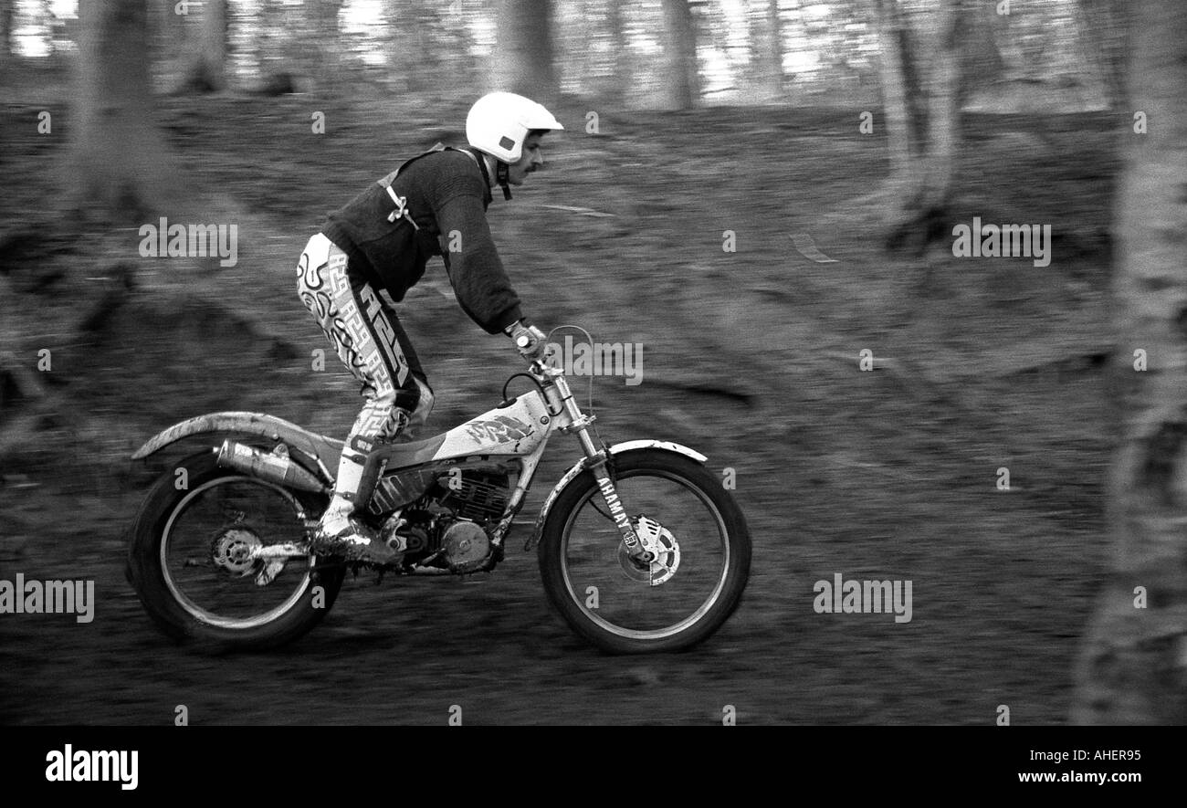 Mann scrambling Motorrad auf dem Land Stockfoto