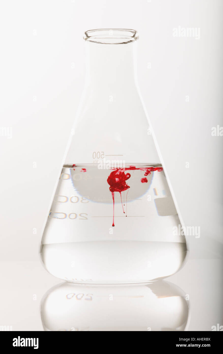 Klare Glaskolben mit roten Substanz drin Stockfoto