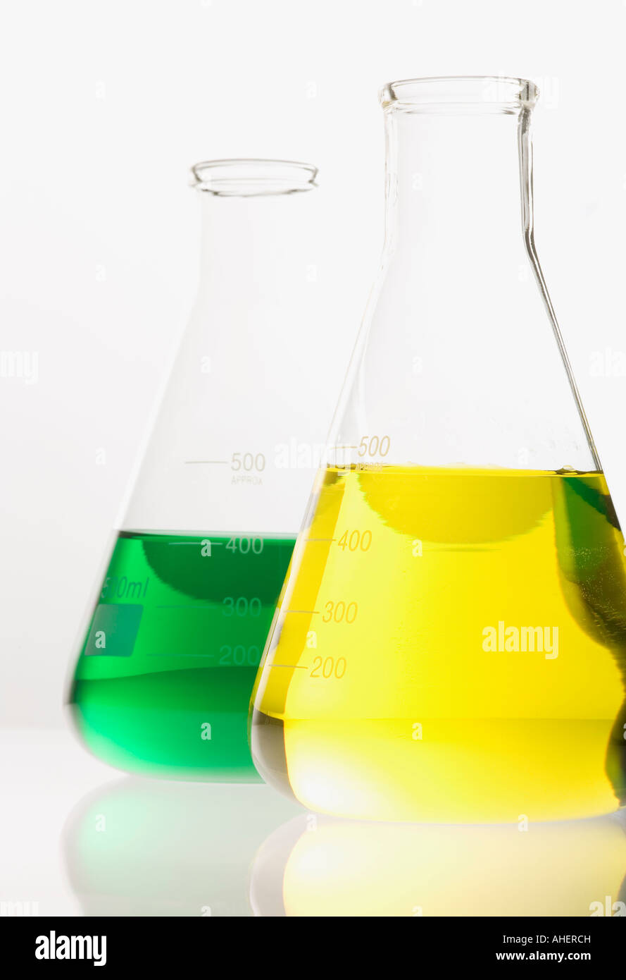 Zwei Glaskolben mit farbigen Lösungen Stockfoto