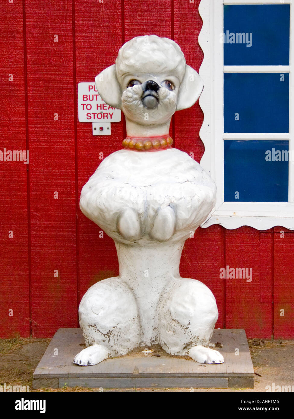 Weißer Pudel im Zauberwald ein Märchen unter dem Motto Kinder-Freizeitpark, der 1963 in Lake George New York eröffnet Stockfoto