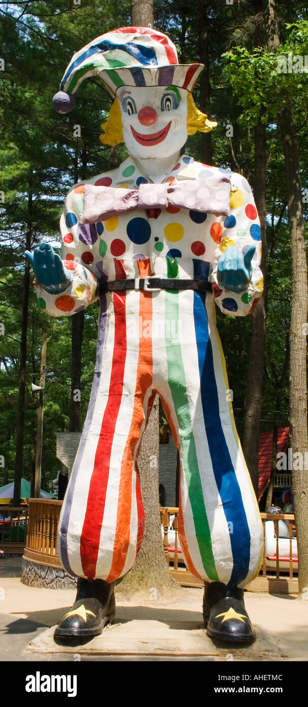 Riesiger Clown Schalldämpfer Mann am Zauberwald in Lake George New York Stockfoto