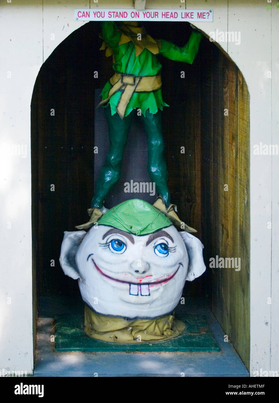 Märchen Charakter steht auf seinen eigenen Kopf im Zauberwald in Lake George New York Stockfoto