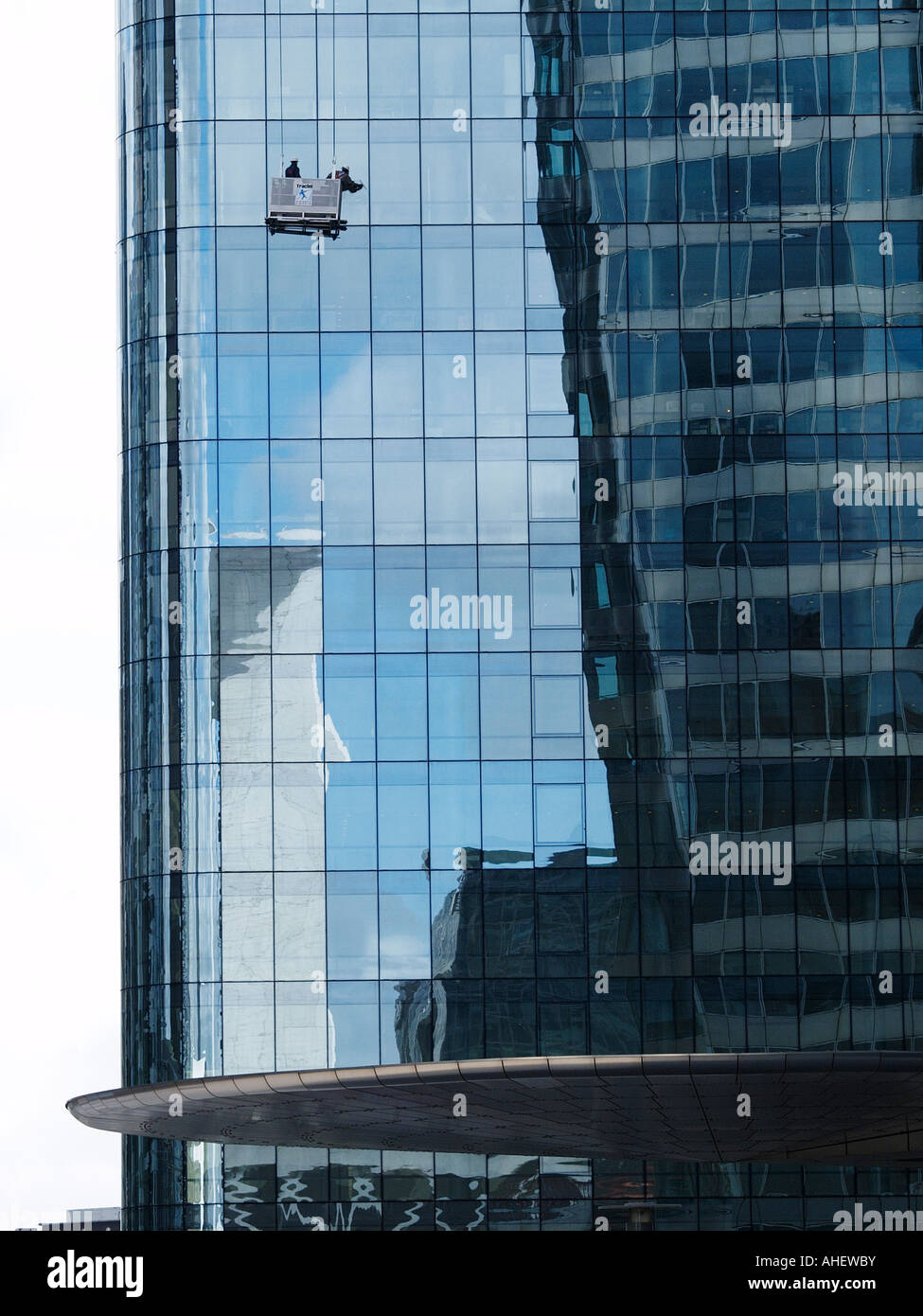 Fensterputzer in der Höhe in La Défense, Paris Frankreich Stockfoto