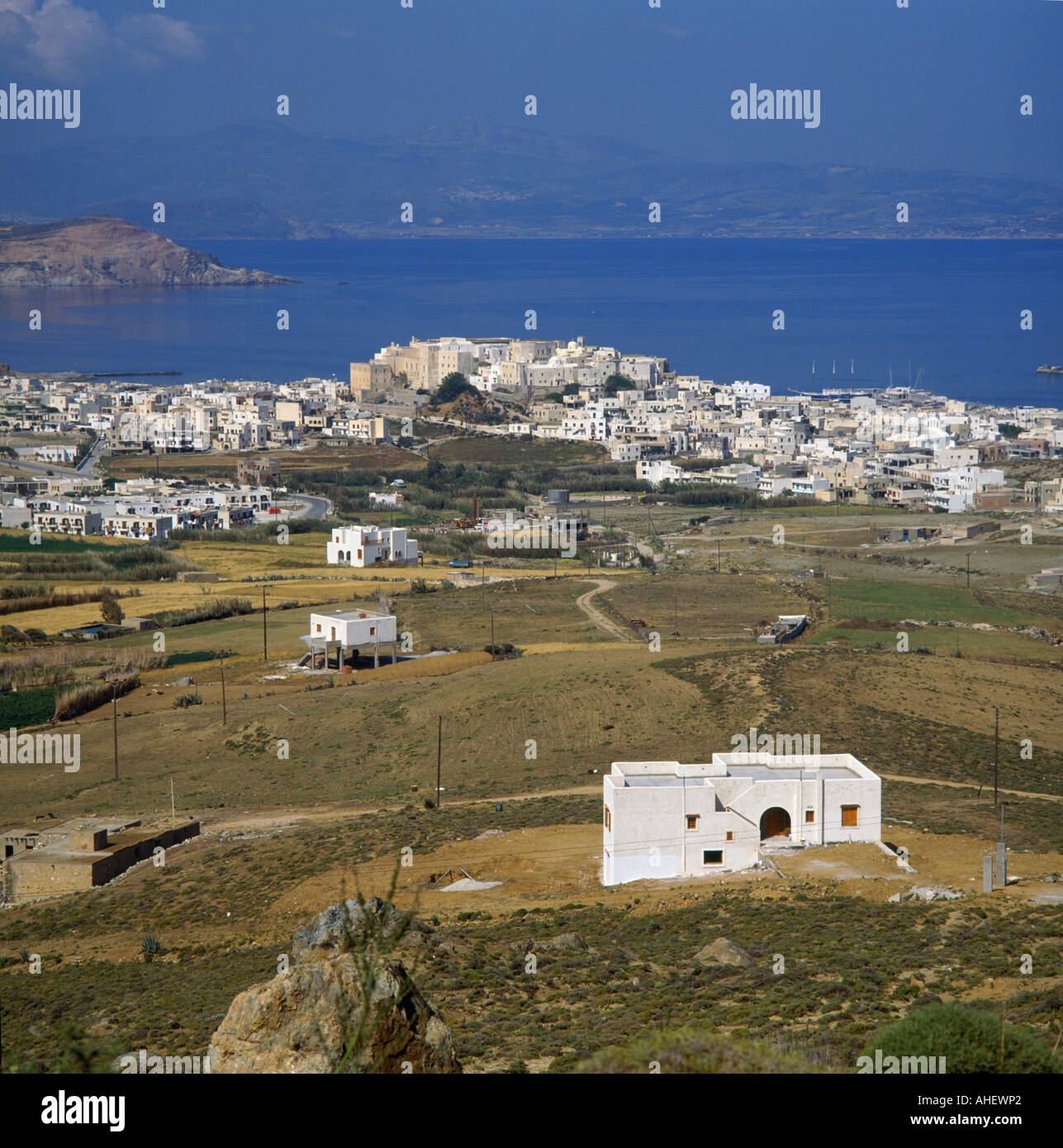 Naxos-Stadt von Hügeln mit weißen Haus grüne Felder im Vordergrund und die Insel Paros jenseits von Naxos die griechischen Inseln Stockfoto