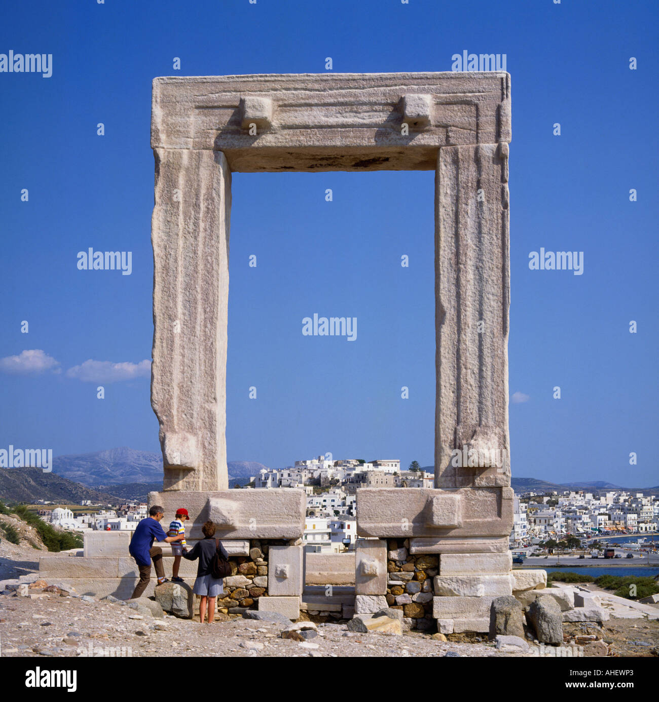 Platz der Apollo-Tempel mit Familie besuchen und Naxos-Stadt über Naxos Insel der griechischen Inseln Griechenland gewölbt Stockfoto
